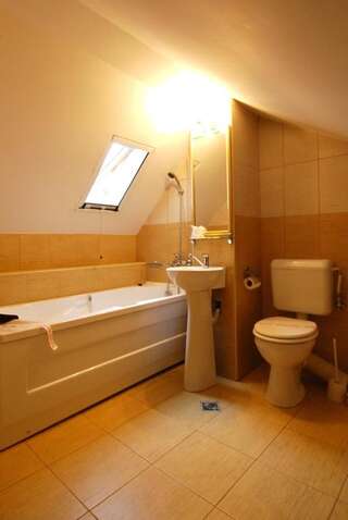 Гостевой дом Casa iRMA - Rooms for rent Бакэу Трехместный номер с ванной комнатой-1